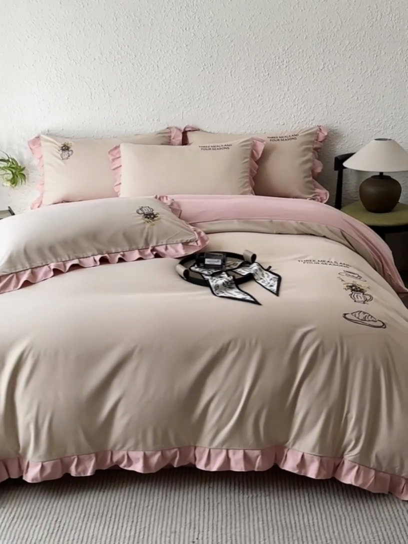 91家纺网 家纺一手货源 找家纺 汣沐生活 2025新款亲肤绣花花边四件套 香槟-优雅粉-田园生活