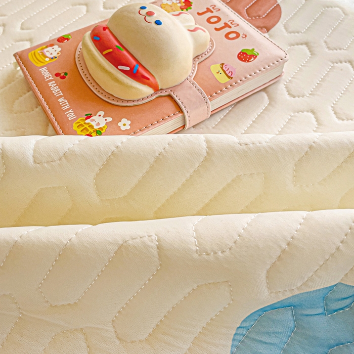 91家纺网 家纺一手货源 找家纺 富馨莱 2025新款A类凉感丝空气纤维凉席学生款 点点熊宝