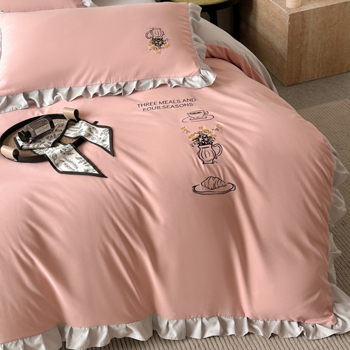 91家纺网 家纺一手货源 找家纺 汣沐生活 2025新款亲肤绣花花边四件套 优雅粉-浅灰-田园生活