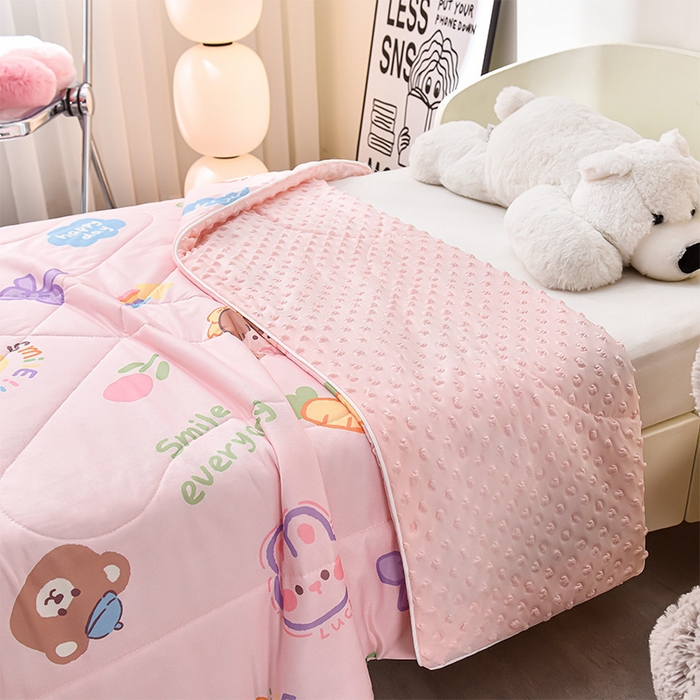 91家纺网 家纺一手货源 找家纺 嗨生活_2025年爆款 A类冰豆豆凉感丝被 儿童夏被 幼儿园被 直播 团购首选_1477 萝卜女孩