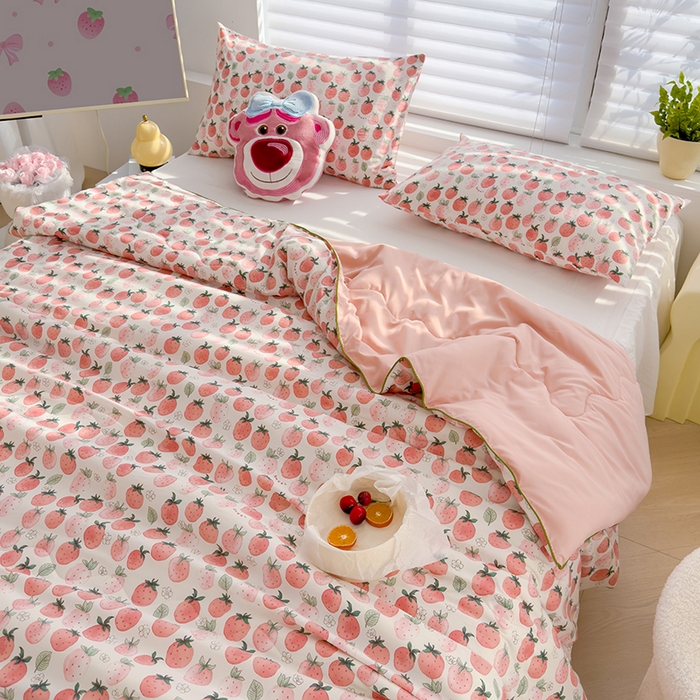 91家纺网 家纺一手货源 找家纺 太阳树家纺 2025新款A类母婴级双层纱大豆被大豆纤维夏被 草莓酪