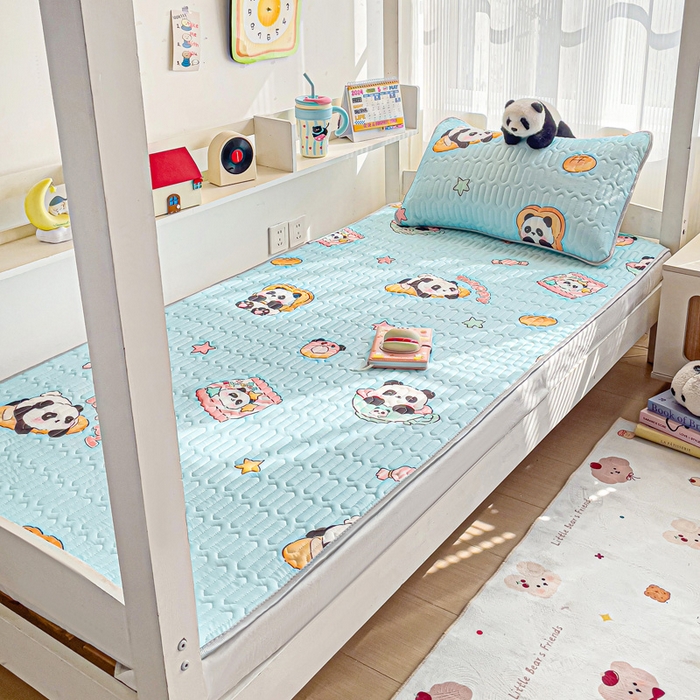 91家纺网 家纺一手货源 找家纺 富馨莱 2025新款A类凉感丝空气纤维凉席学生款 熊猫宝宝