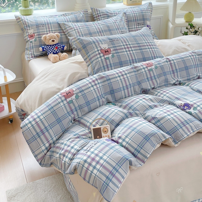 91家纺网 家纺一手货源 找家纺 铭博家纺 新款直播爆款网红全棉四件套13070印花吊边一字绣纯棉被套工艺款 学院小熊