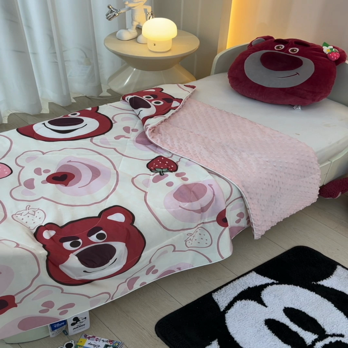 91家纺网 家纺一手货源 找家纺 嗨生活 嗨生活 2025年迪士尼凉感丝冰豆豆被 夏被 夏凉被 儿童夏被 幼儿园夏被 直播首选 草莓熊