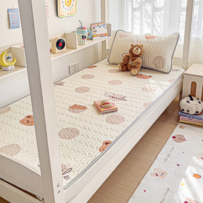 91家纺网 家纺一手货源 找家纺 富馨莱 2025新款A类凉感丝空气纤维凉席学生款 小熊仔