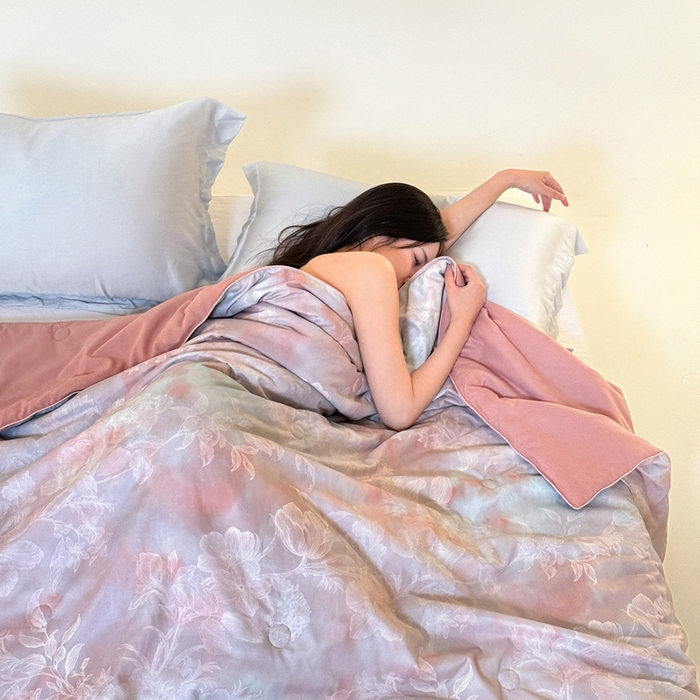 91家纺网 家纺一手货源 找家纺 2025新款仿色织提花数码印花轻奢风水洗棉夏被 隐纱-粉