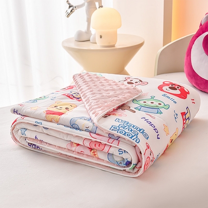 91家纺网 家纺一手货源 找家纺 嗨生活 嗨生活 2025年迪士尼凉感丝冰豆豆被 夏被 夏凉被 儿童夏被 幼儿园夏被 直播首选 开心迪士尼