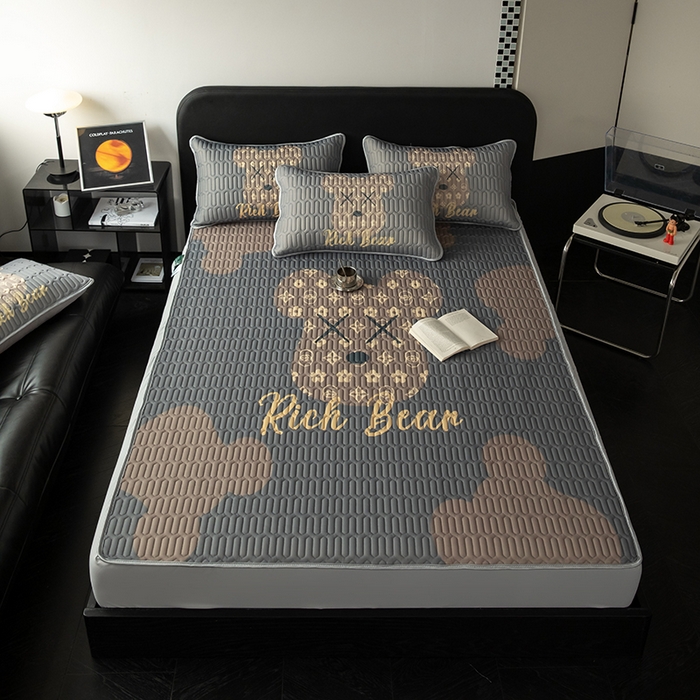 91家纺网 家纺一手货源 找家纺 圣比熊 2025新款大版印花纯色0.5乳胶凉席床笠款床裙款凉席三件套 床笠款-暴富熊