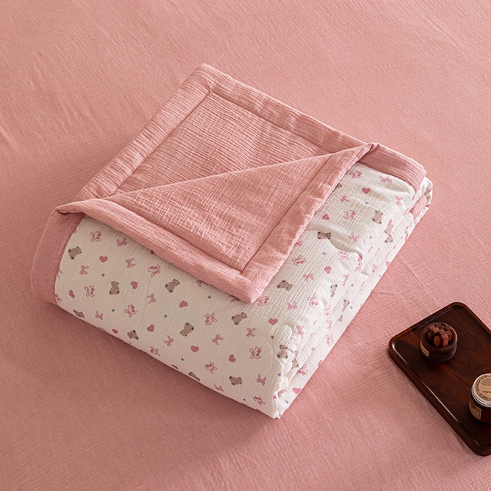 91家纺网 家纺一手货源 找家纺 吾诺 2025新建全棉印花泡泡双层纱大豆夏被子被芯全棉夏被四件套夏凉被空调被 粉小熊