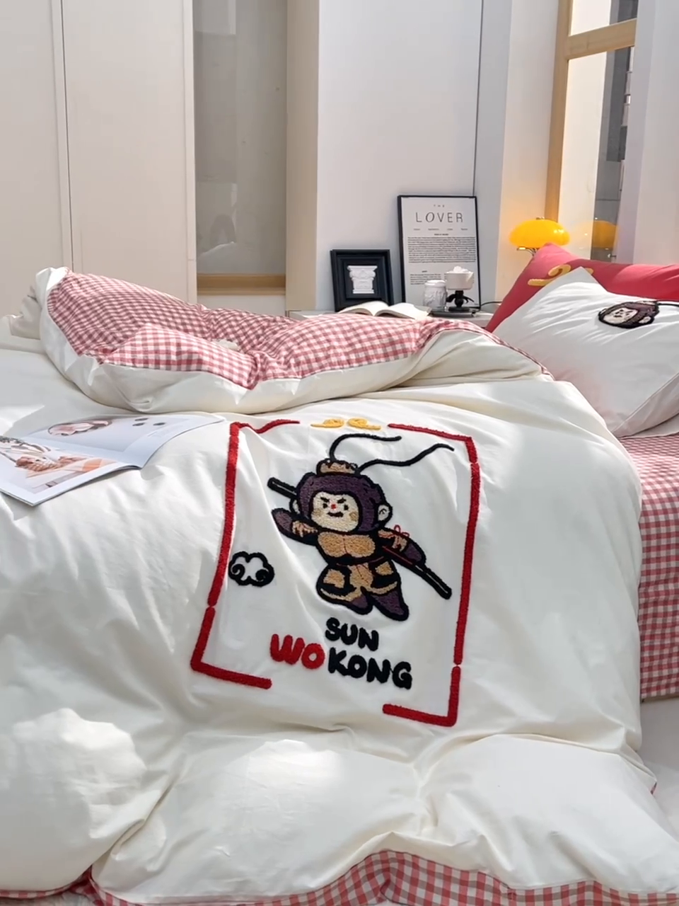 91家纺网 家纺一手货源 找家纺 炫拼家纺 2025新款卡通多巴胺A类全棉40支水洗棉毛巾绣四件套 美猴王