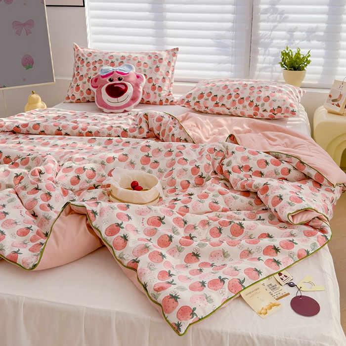 91家纺网 家纺一手货源 找家纺 太阳树家纺 2025新款A类母婴级双层纱大豆被大豆纤维夏被 草莓酪