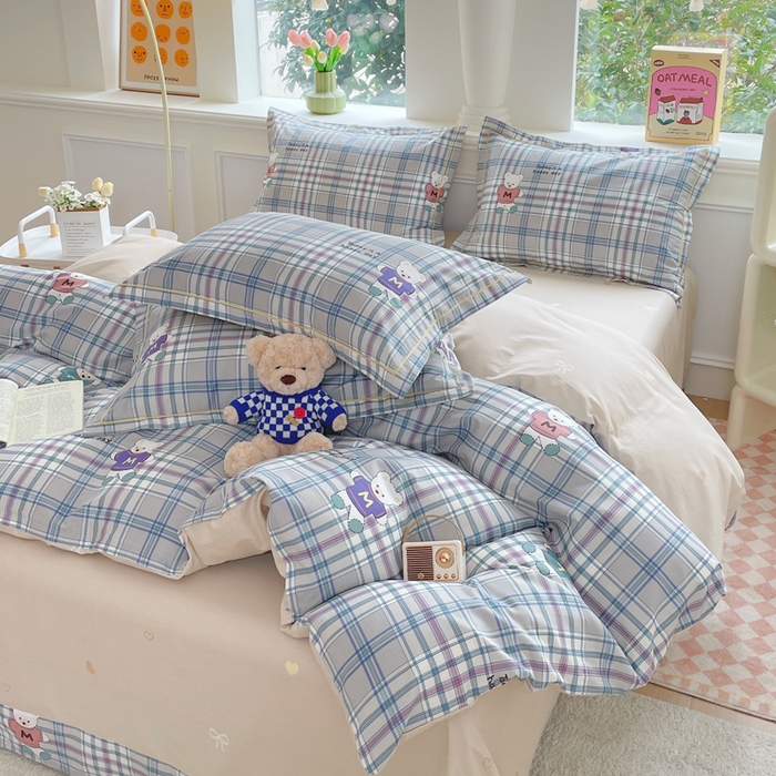 91家纺网 家纺一手货源 找家纺 铭博家纺 新款直播爆款网红全棉四件套13070印花吊边一字绣纯棉被套工艺款 学院小熊