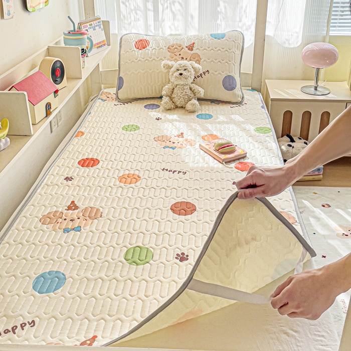 91家纺网 家纺一手货源 找家纺 富馨莱 2025新款A类凉感丝空气纤维凉席学生款 点点熊宝