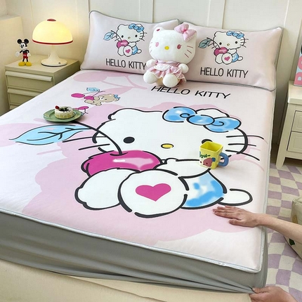 91家纺网 家纺一手货源 找家纺 米帛家纺 2025新款大版三丽鸥碳光冰丝软凉席床笠款 樱桃凯蒂猫