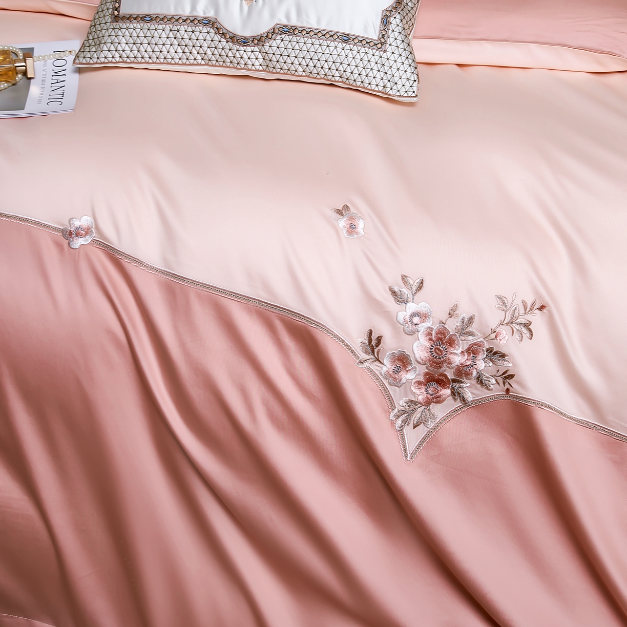 91家纺网 家纺一手货源 找家纺 U品汇 2025新品120支60s双股贡缎长绒棉重工刺绣花纯棉全棉四件套 海棠湾-豆沙