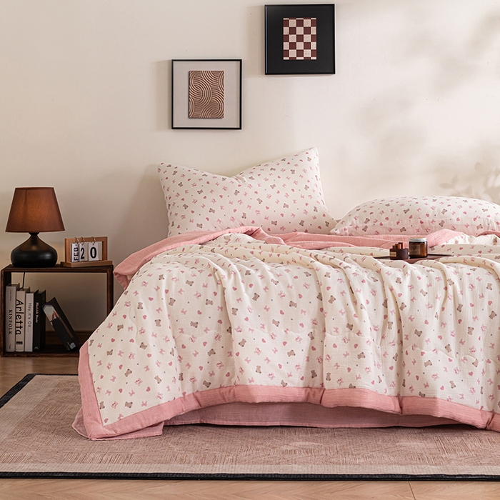 91家纺网 家纺一手货源 找家纺 吾诺 2025新建全棉印花泡泡双层纱大豆夏被子被芯全棉夏被四件套夏凉被空调被 粉小熊