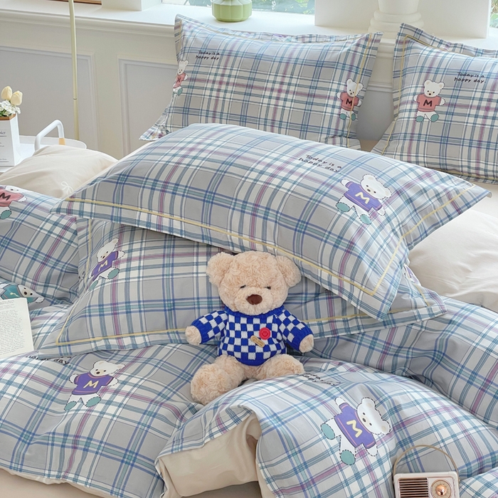 91家纺网 家纺一手货源 找家纺 铭博家纺 新款直播爆款网红全棉四件套13070印花吊边一字绣纯棉被套工艺款 学院小熊