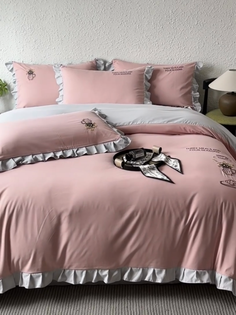 91家纺网 家纺一手货源 找家纺 汣沐生活 2025新款亲肤绣花花边四件套 优雅粉-浅灰-田园生活