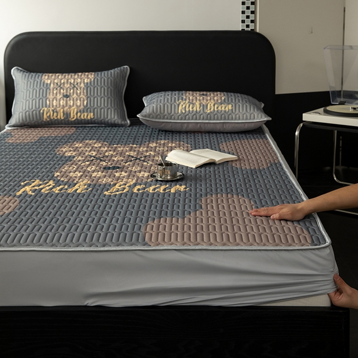 91家纺网 家纺一手货源 找家纺 圣比熊 2025新款大版印花纯色0.5乳胶凉席床笠款床裙款凉席三件套 床笠款-暴富熊