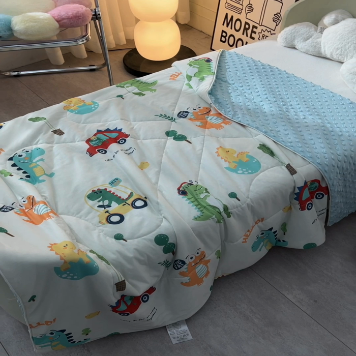 91家纺网 家纺一手货源 找家纺 嗨生活_2025年爆款 A类冰豆豆凉感丝被 儿童夏被 幼儿园被 直播 团购首选_1477 恐龙派对