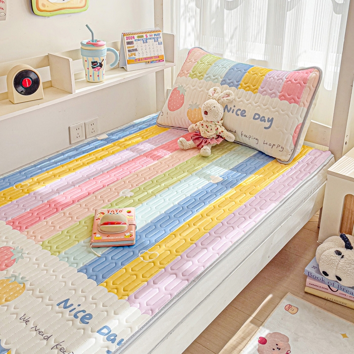 91家纺网 家纺一手货源 找家纺 富馨莱 2025新款A类凉感丝空气纤维凉席学生款 彩虹桥