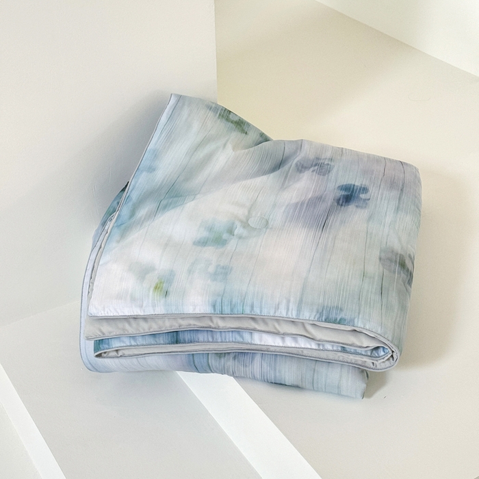 91家纺网 家纺一手货源 找家纺 2025新款仿色织提花数码印花轻奢风水洗棉夏被 琉璃雨-蓝