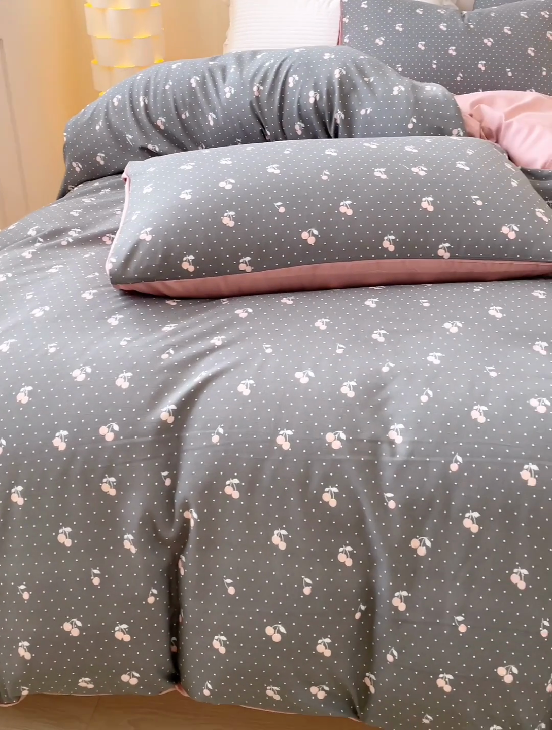 91家纺网 家纺一手货源 找家纺 汣沐生活 2025新款针织棉印花款四件套 樱桃-灰