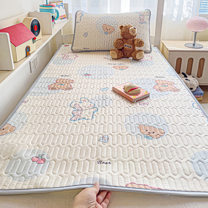 91家纺网 家纺一手货源 找家纺 富馨莱 2025新款A类凉感丝空气纤维凉席学生款 蝴蝶结小兔