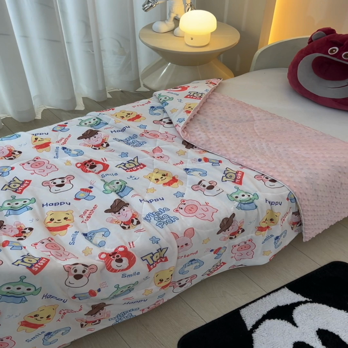 91家纺网 家纺一手货源 找家纺 嗨生活 嗨生活 2025年迪士尼凉感丝冰豆豆被 夏被 夏凉被 儿童夏被 幼儿园夏被 直播首选 开心迪士尼