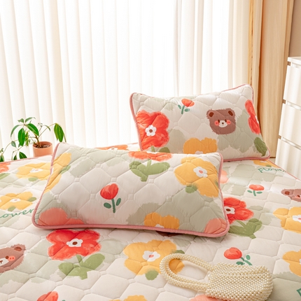 91家纺网 家纺一手货源 找家纺 云玲时尚 2025新款三防磨毛防水夹棉单人枕套 花朵小熊