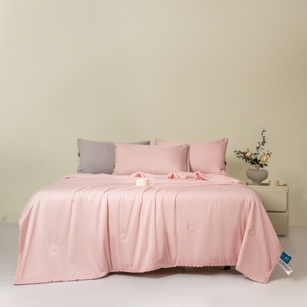 91家纺网 家纺一手货源 找家纺 莱登卡奴 2025新款A类云母凉感丝豆豆被夏被凉席系列-单夏被 凉感丝豆豆被-粉色