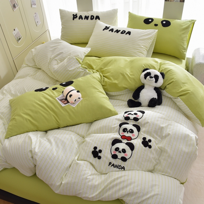 91家纺网 家纺一手货源 找家纺 炫拼家纺 2025新款卡通多巴胺A类全棉40支水洗棉毛巾绣四件套 熊猫之家