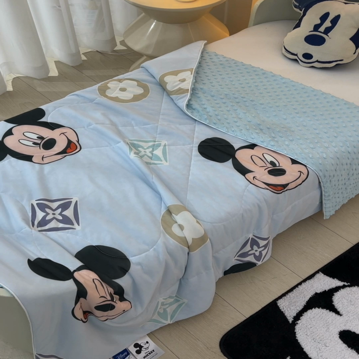 91家纺网 家纺一手货源 找家纺 嗨生活 嗨生活 2025年迪士尼凉感丝冰豆豆被 夏被 夏凉被 儿童夏被 幼儿园夏被 直播首选 淘气米奇