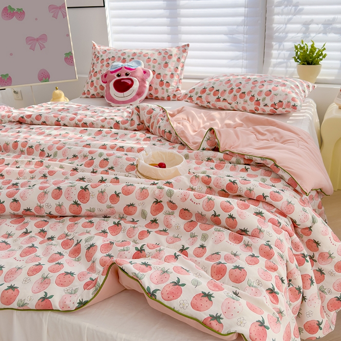 91家纺网 家纺一手货源 找家纺 太阳树家纺 2025新款A类母婴级双层纱大豆被大豆纤维夏被 草莓酪