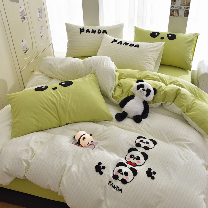 91家纺网 家纺一手货源 找家纺 炫拼家纺 2025新款卡通多巴胺A类全棉40支水洗棉毛巾绣四件套 熊猫之家