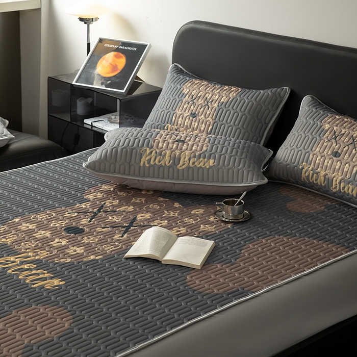 91家纺网 家纺一手货源 找家纺 圣比熊 2025新款大版印花纯色0.5乳胶凉席床笠款床裙款凉席三件套 床笠款-暴富熊