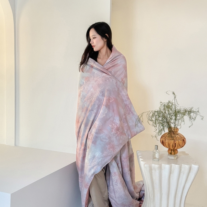 91家纺网 家纺一手货源 找家纺 2025新款仿色织提花数码印花轻奢风水洗棉夏被 隐纱-粉