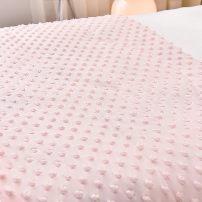 91家纺网 家纺一手货源 找家纺 嗨生活_2025年爆款 A类冰豆豆凉感丝被 儿童夏被 幼儿园被 直播 团购首选_1477 草莓小熊