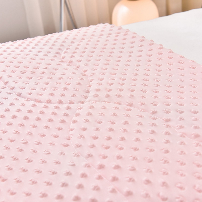 91家纺网 家纺一手货源 找家纺 嗨生活_2025年爆款 A类冰豆豆凉感丝被 儿童夏被 幼儿园被 直播 团购首选_1477 萝卜女孩