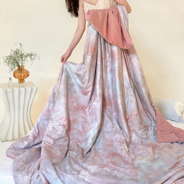 91家纺网 家纺一手货源 找家纺 2025新款仿色织提花数码印花轻奢风水洗棉夏被 隐纱-粉