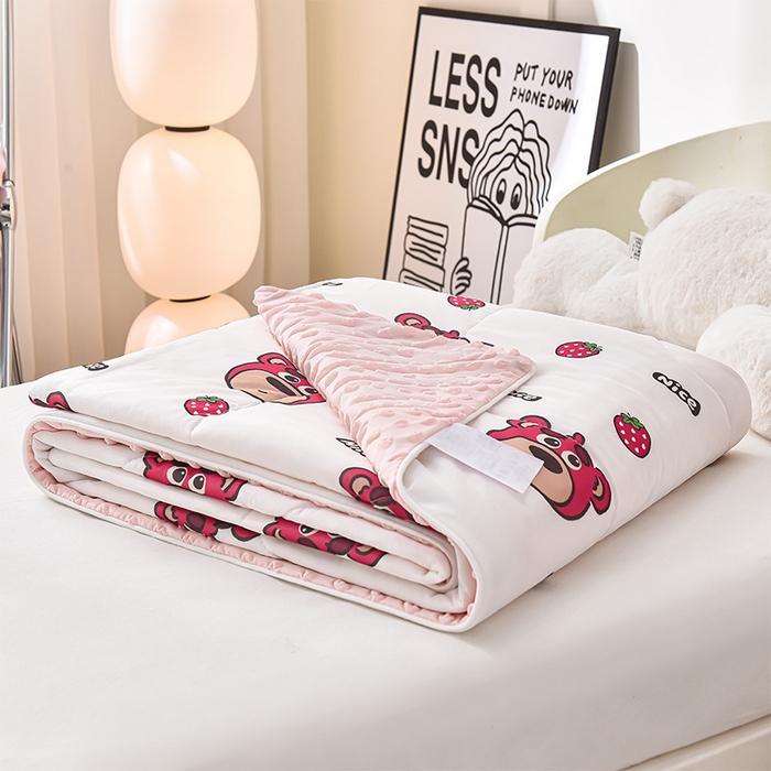 91家纺网 家纺一手货源 找家纺 嗨生活_2025年爆款 A类冰豆豆凉感丝被 儿童夏被 幼儿园被 直播 团购首选_1477 草莓小熊