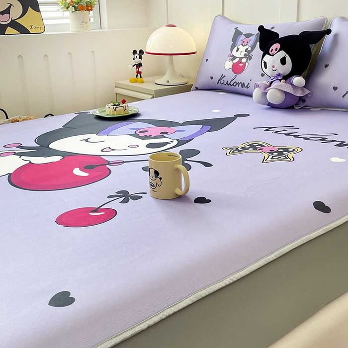 91家纺网 家纺一手货源 找家纺 米帛家纺 2025新款大版三丽鸥碳光冰丝软凉席床笠款 樱桃酷洛米