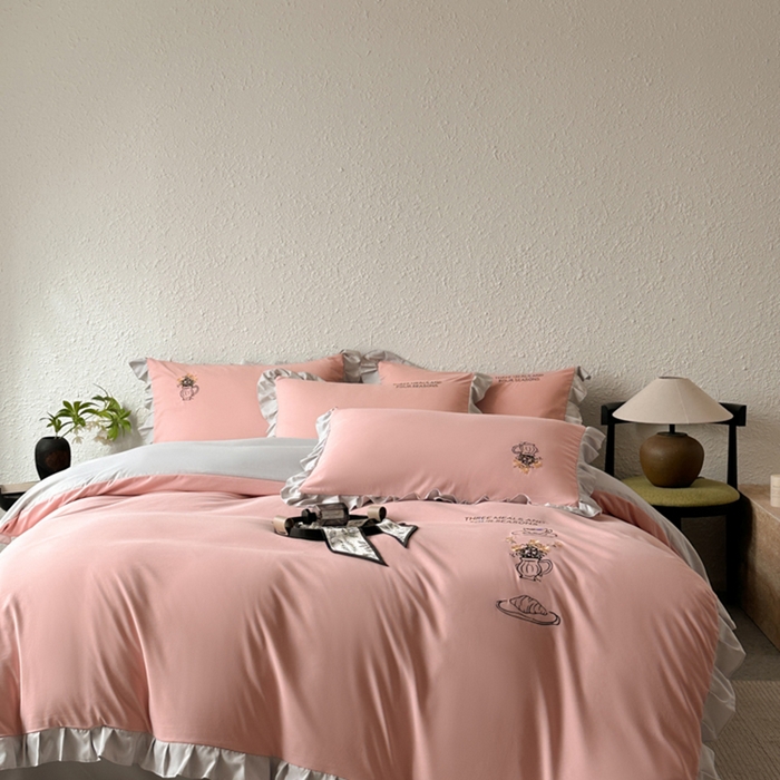 91家纺网 家纺一手货源 找家纺 汣沐生活 2025新款亲肤绣花花边四件套 优雅粉-浅灰-田园生活