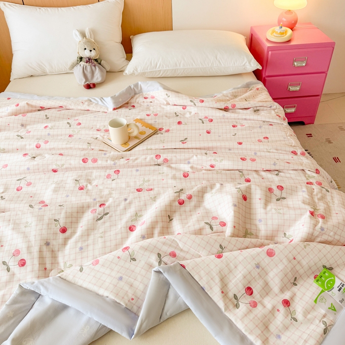 91家纺网 家纺一手货源 找家纺 宜梦家居【需要买家秀请联系老板】 2025新款双面纯棉夏被夏凉被系列 樱桃果果