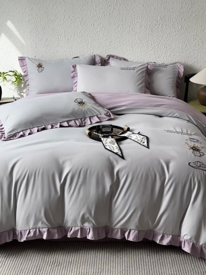 91家纺网 家纺一手货源 找家纺 汣沐生活 2025新款亲肤绣花花边四件套 浅灰-香芋紫-田园生活