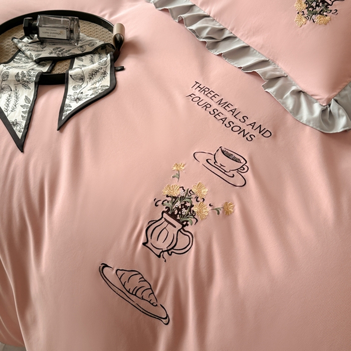 91家纺网 家纺一手货源 找家纺 汣沐生活 2025新款亲肤绣花花边四件套 优雅粉-浅灰-田园生活