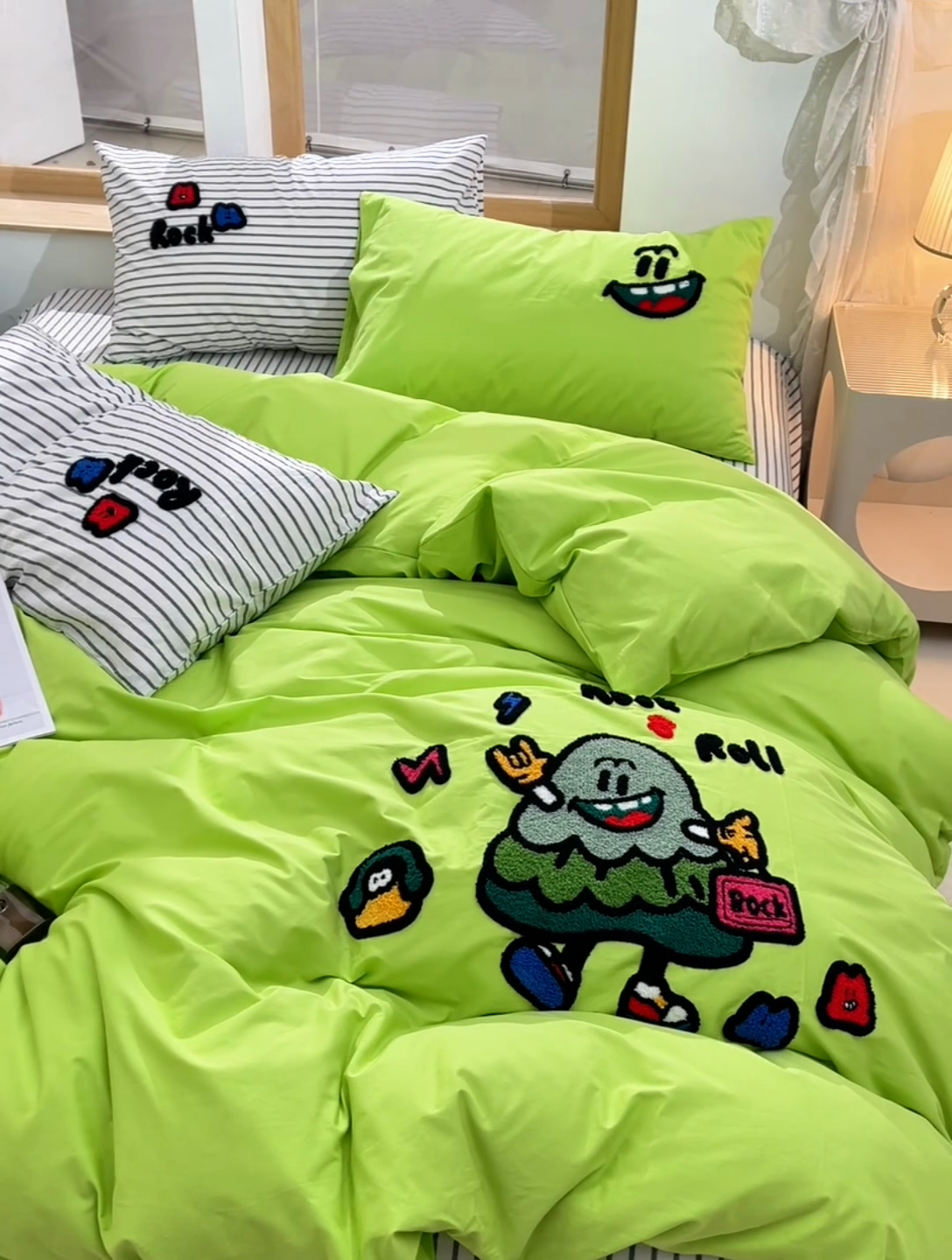 91家纺网 家纺一手货源 找家纺 炫拼家纺 2025新款卡通多巴胺A类全棉40支水洗棉毛巾绣四件套 酷仔小树