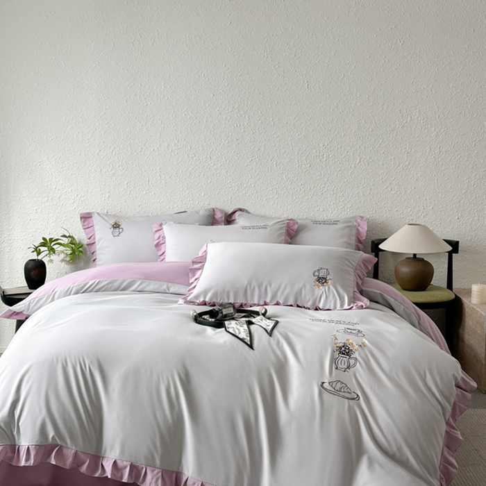 91家纺网 家纺一手货源 找家纺 汣沐生活 2025新款亲肤绣花花边四件套 浅灰-香芋紫-田园生活