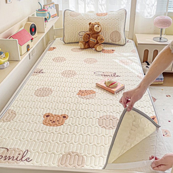 91家纺网 家纺一手货源 找家纺 富馨莱 2025新款A类凉感丝空气纤维凉席学生款 小熊仔