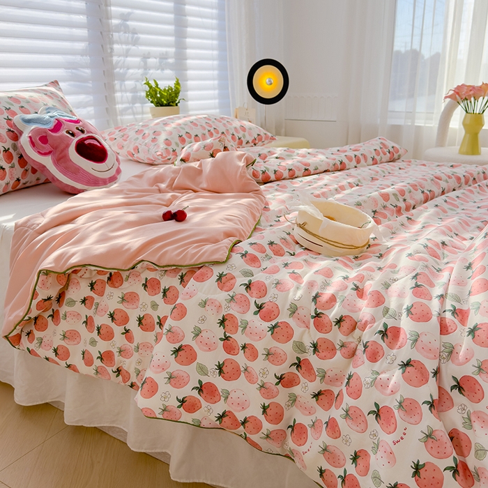 91家纺网 家纺一手货源 找家纺 太阳树家纺 2025新款A类母婴级双层纱大豆被大豆纤维夏被 草莓酪